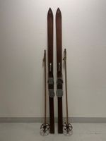 Ski (Nr. 53), alte Holzski mit schöner Lauffläche u. Stöcken