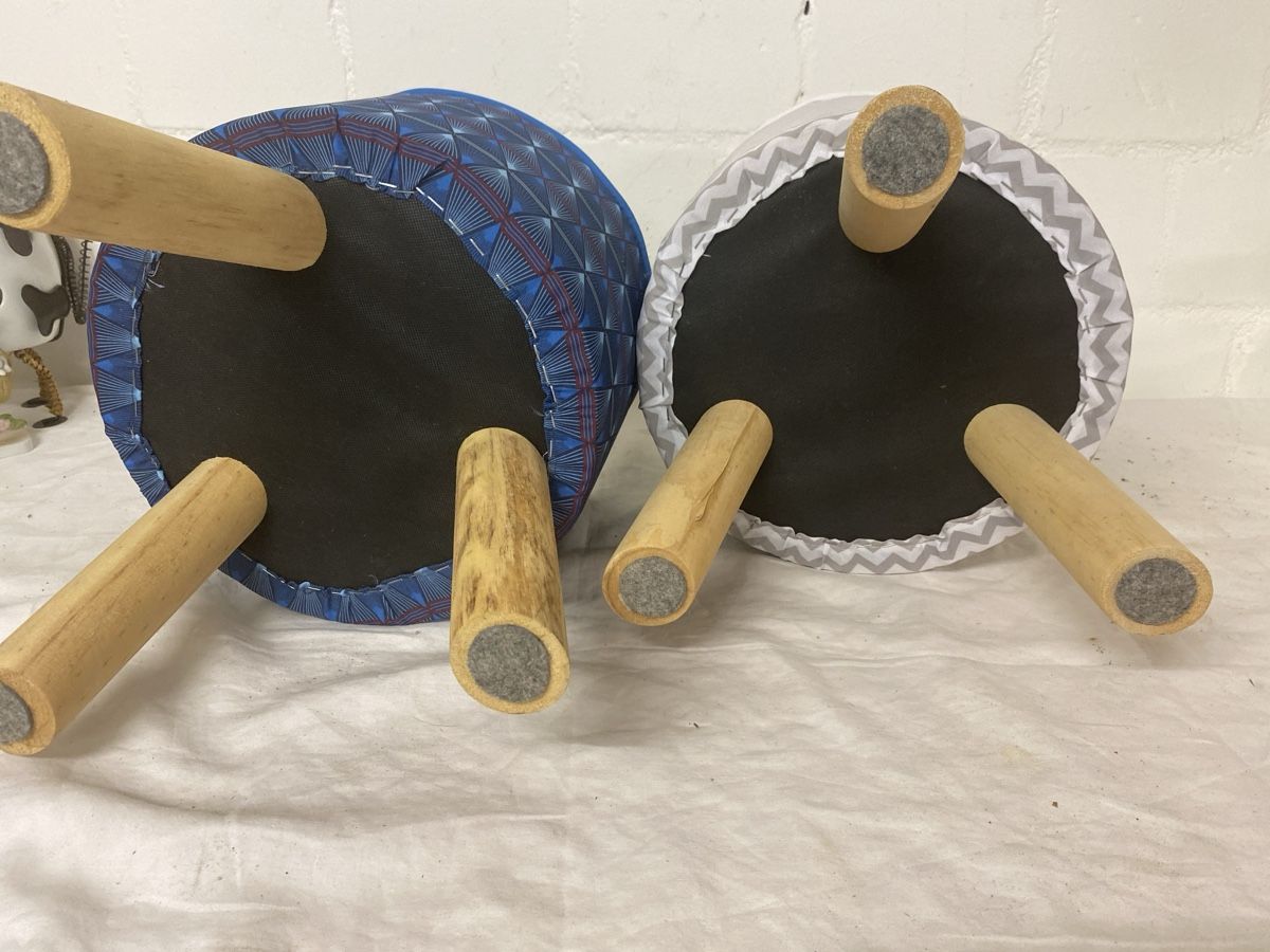 Sgabelli: 2 . Stylischer Hocker mit Holzfüssen – Usato da sursee venduto da trilli-tralli 8
