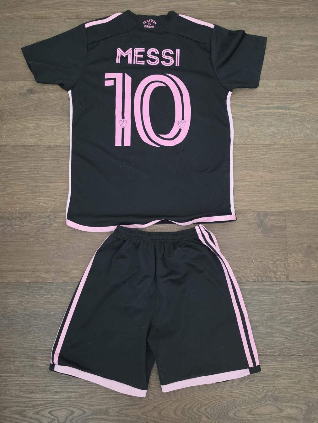 Adidas Scarpe, pantaloni & magliette da ginnastica: Inter Miami Trickot Messi Kinder Grösse 28 Schwarz Rosa – Usato da Unterengstringen venduto da pascalkurmann 1