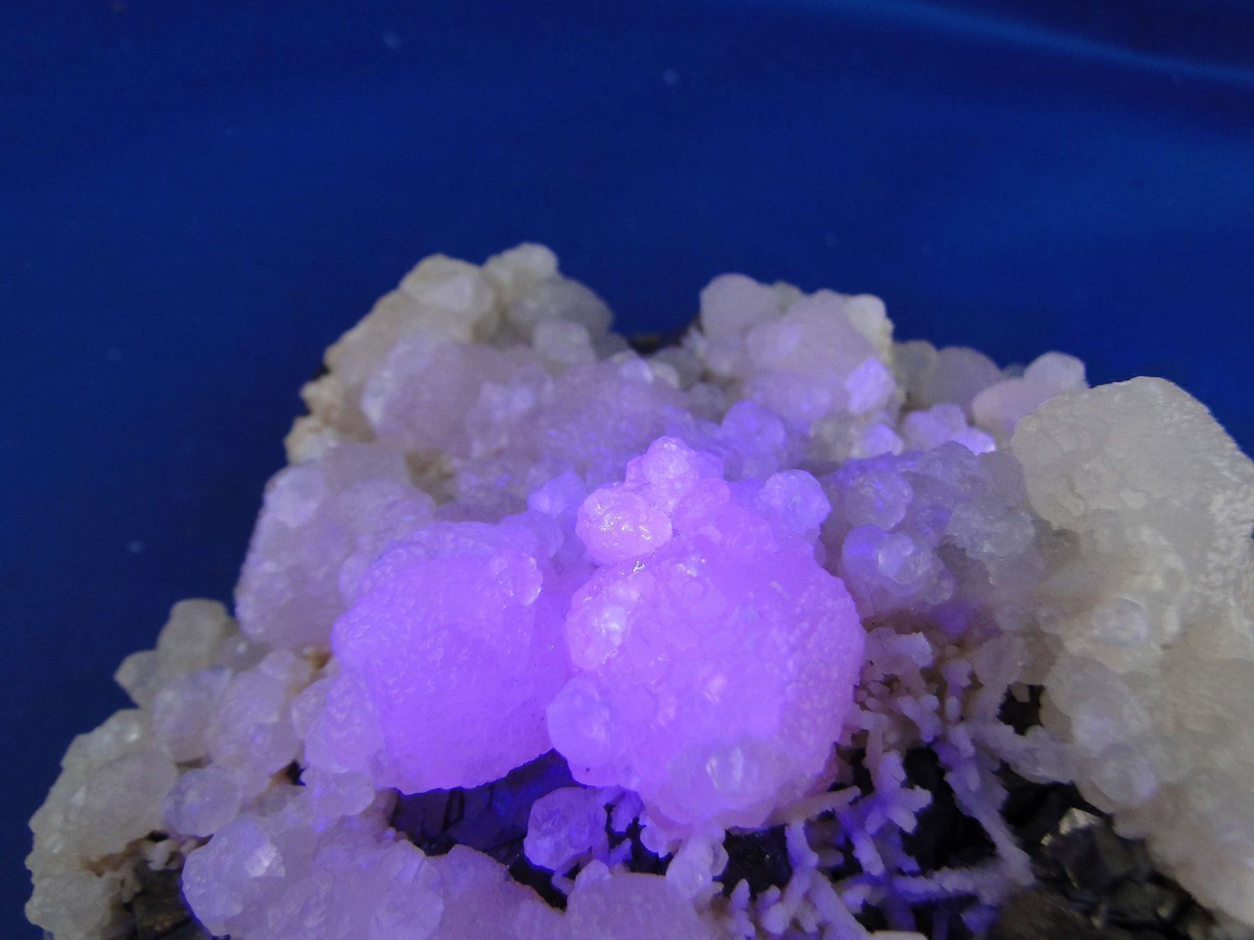 Minerali & Pietre curative: Arsenopyrit mit Calcit (UV-Pink) – Usato da Schinznach Bad venduto da Demerald 6