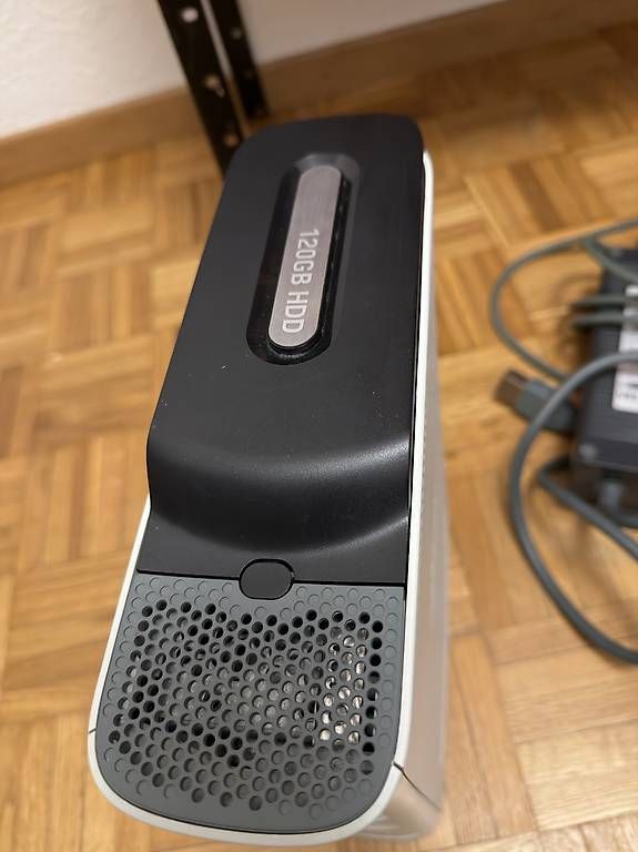 Consoles: Xbox 360 + 2 manettes + 6 jeux + télécommande  – D'occasion à Meyrin par catarinalopes96 3