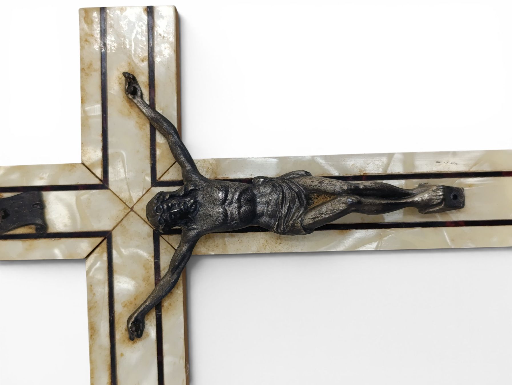 Statuette: Antiker Kruzifix mit Perlmuttauflage  – Usato da Hochfelden venduto da Relict 2