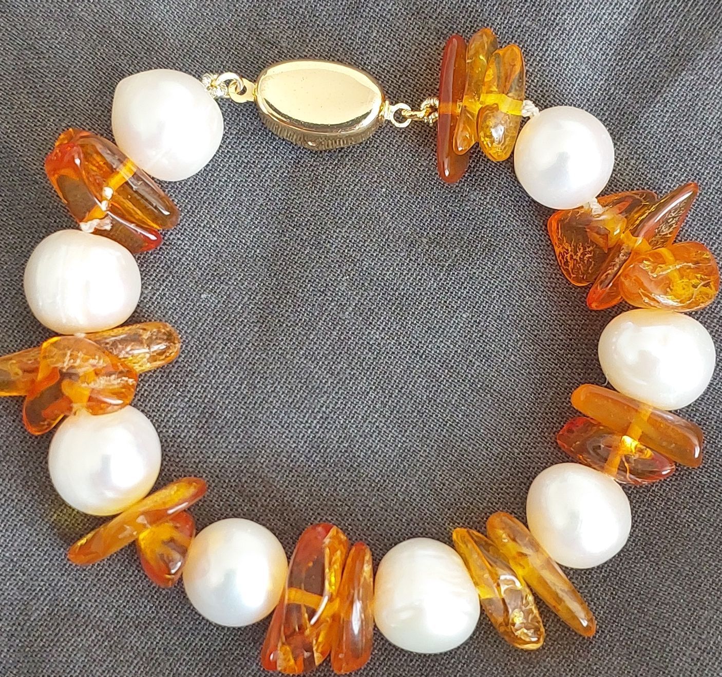 Bracciali & Braccialetti: Elegante Bernsteinkette mit echten Süsswasserperlen – Nuovo e nell'imballaggio originale da Hittnau venduto da Razorback_1971