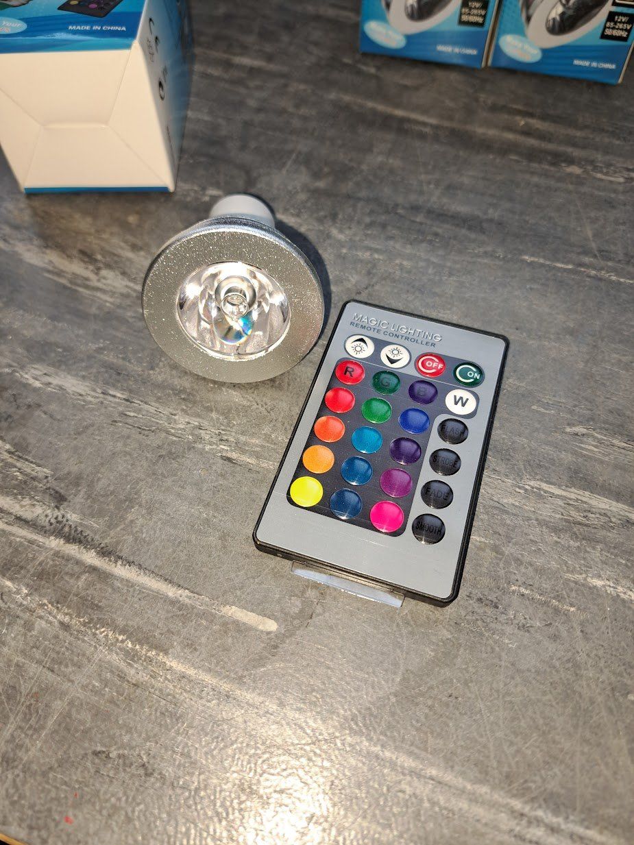 Lampes: LED COLORS Lampe GU10 – Neuf (Voir description) à Sargans par Bomp 4