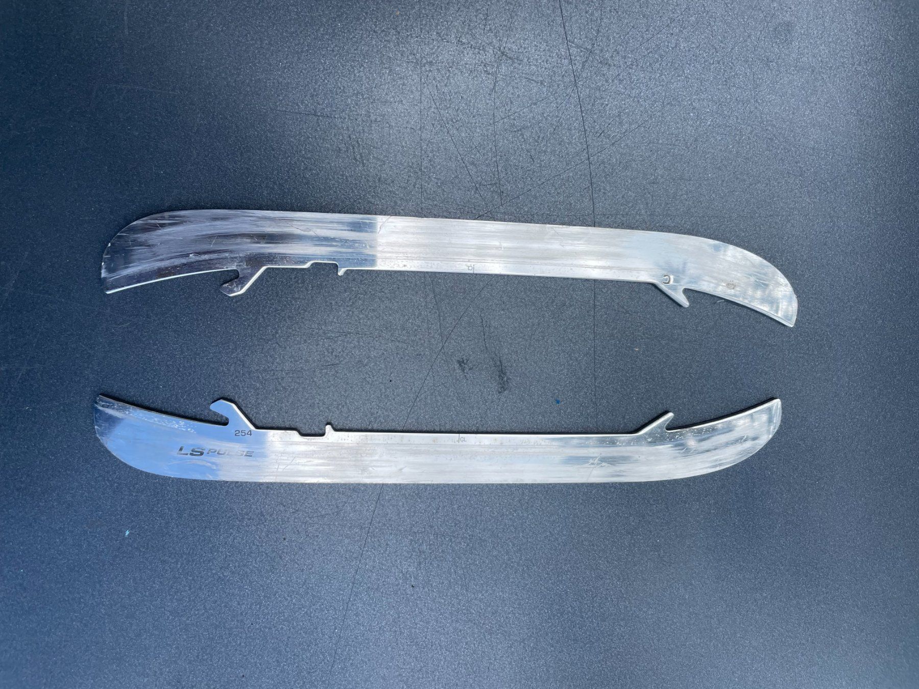 Bauer Pattini da ghiaccio: Bauer LS Pulse Eishockey Kufen Grösse 254 – Usato da Zürich venduto da ONA-Online