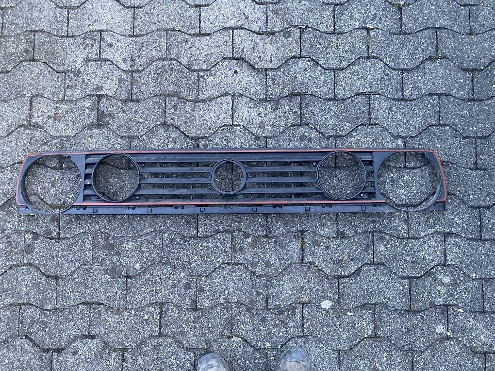 Alle Autoersatzteile: Vw Golf 2 Dopppelscheinwerfer Kühlergrill  – Gebraucht aus Oberuzwil von paddy031