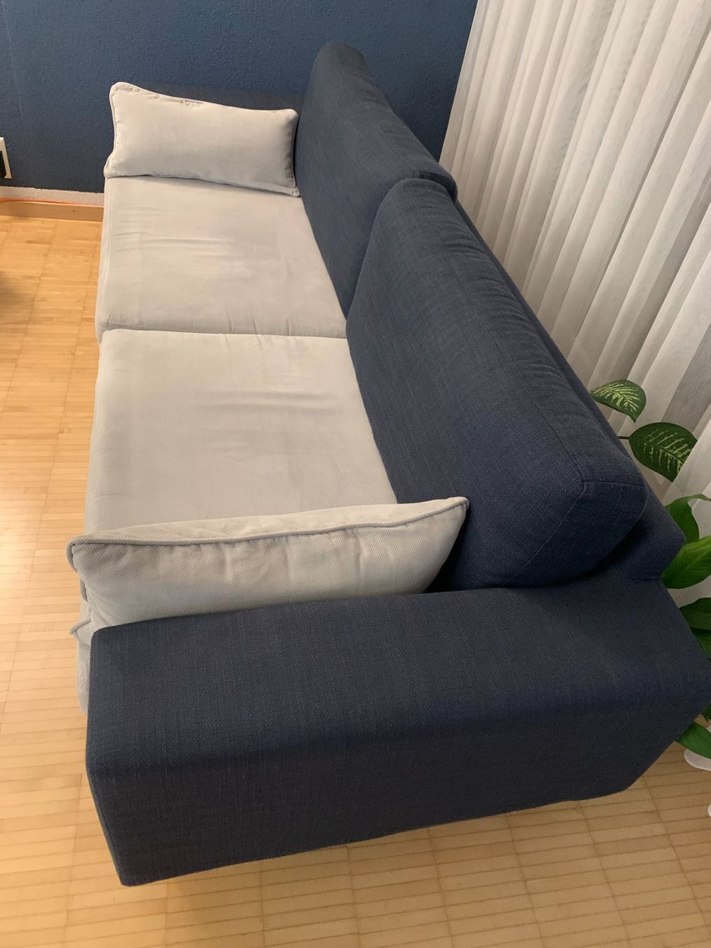 Divani: 2x Sofa dunkelblau mit hellen Sitzpolstern gebraucht ab 1.- – Usato da Daellikon venduto da wieneu 2