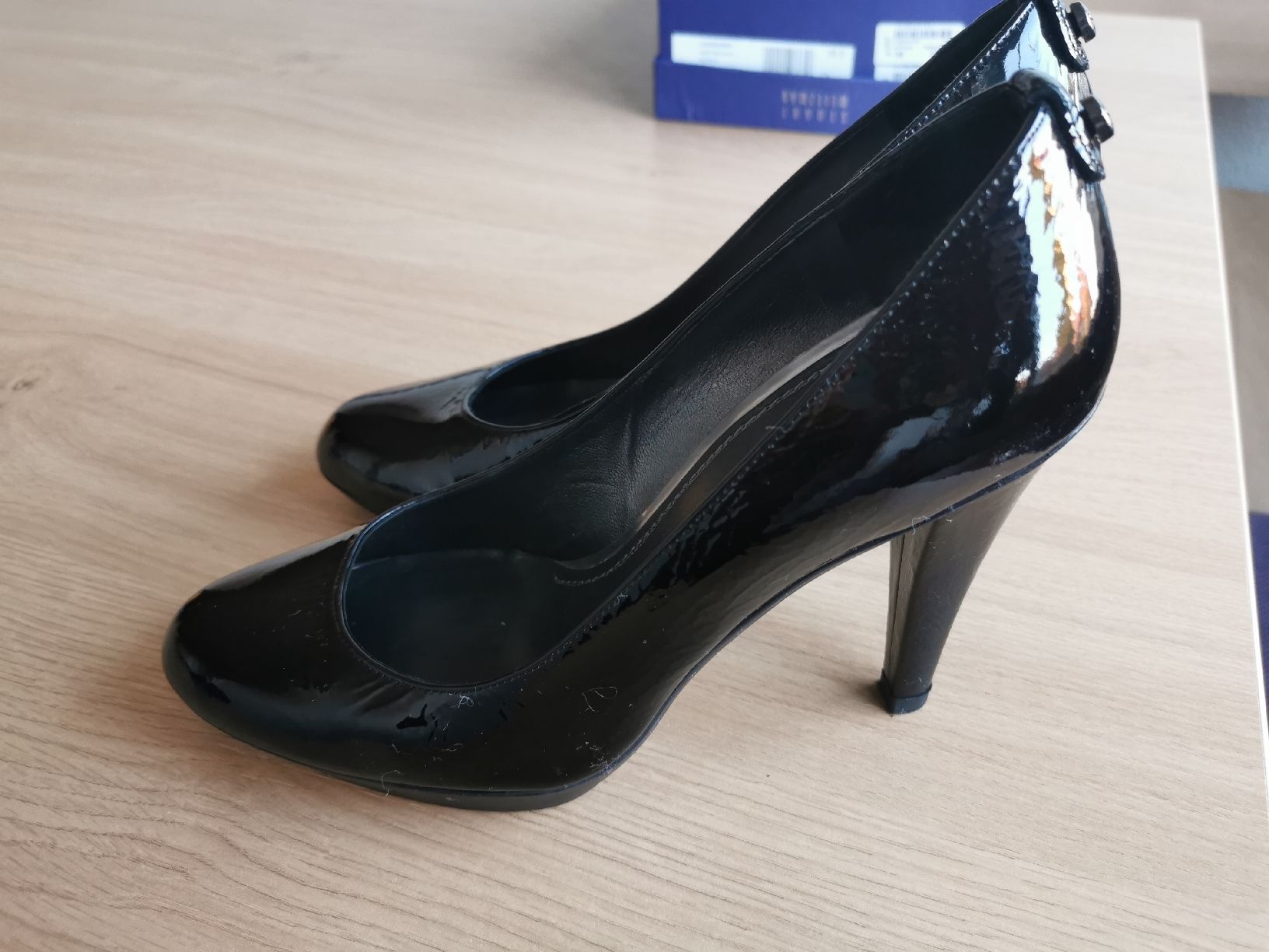 Stuart Weitzman Scarpe da donna: Schwarze Lack Pumps Stuart Weitzman Logosonny Gr. 38 – Usato da Zürich venduto da ann_9bjc 1