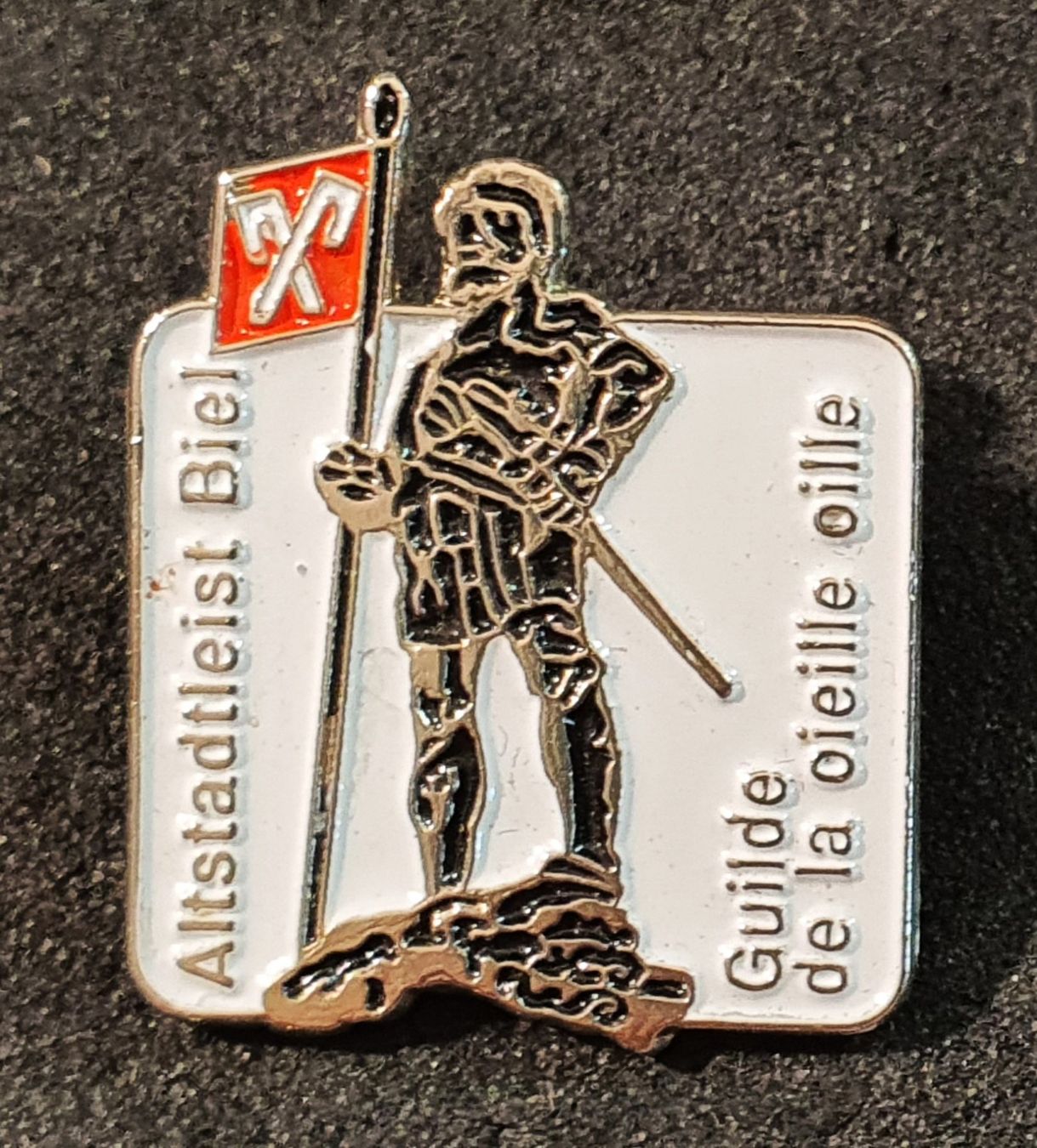 Swiss Plaquettes & Badges: CC976 - Pin Altstadtleist Biel Bienne – D'occasion à Reinach BL par Boston-Verkauf