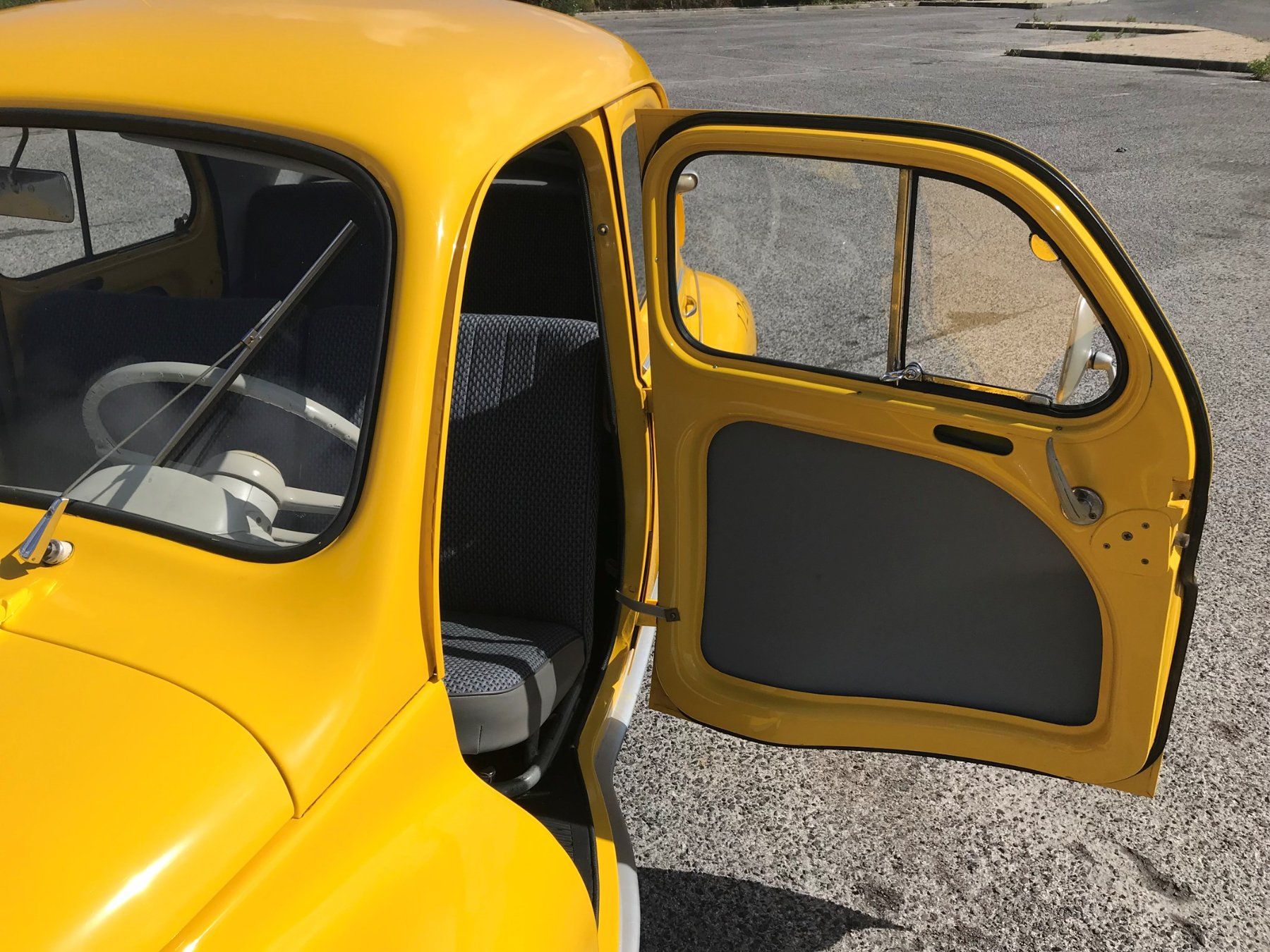 Renault Automobili: RENAULT 4 CV - R 1062 – Usato da Nyon venduto da data-comm 2