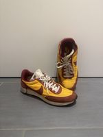 Baskets Nike jaunes et bordeaux état usagé utilisé