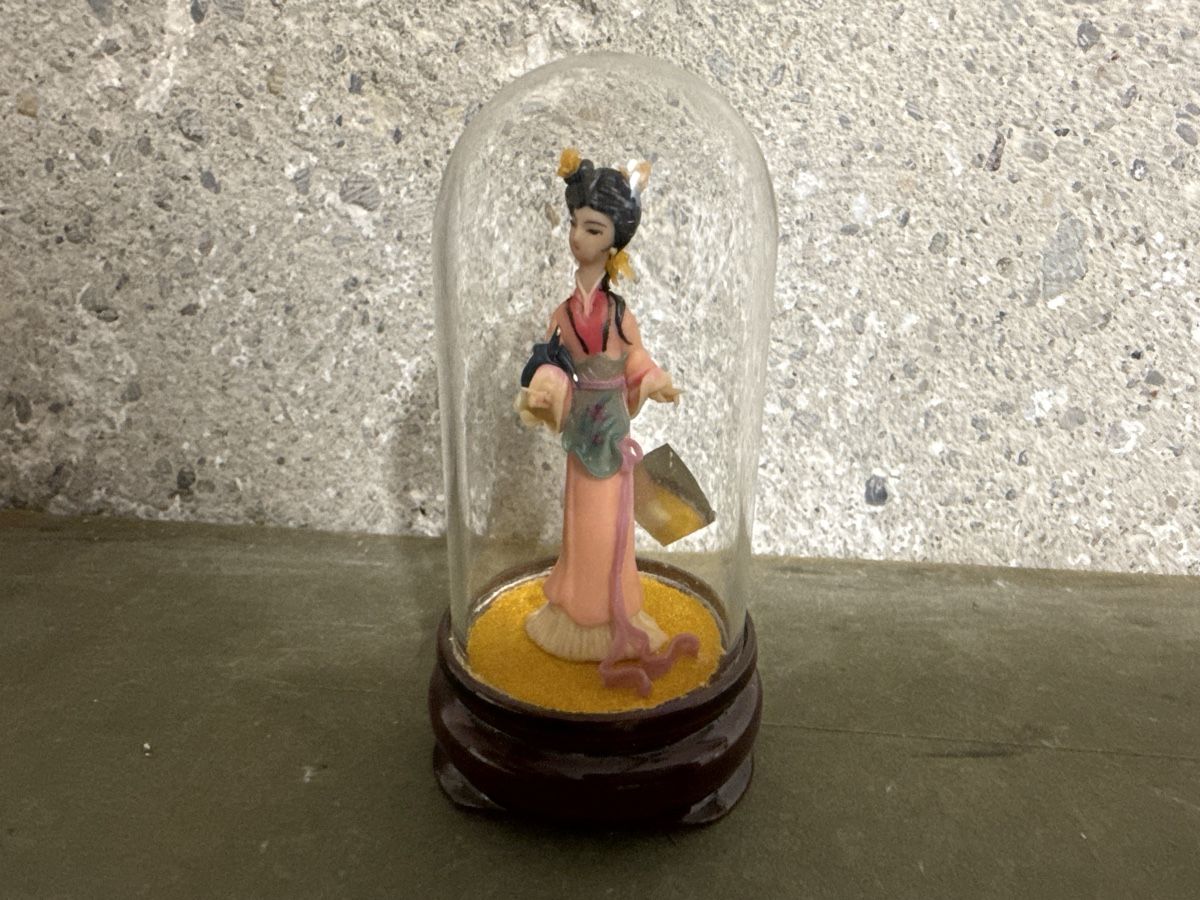 Statuette: Asiatische Figur in Glasglocke – Usato da Birmenstorf AG venduto da Pat_roll.