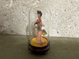 Asiatische Figur in Glasglocke