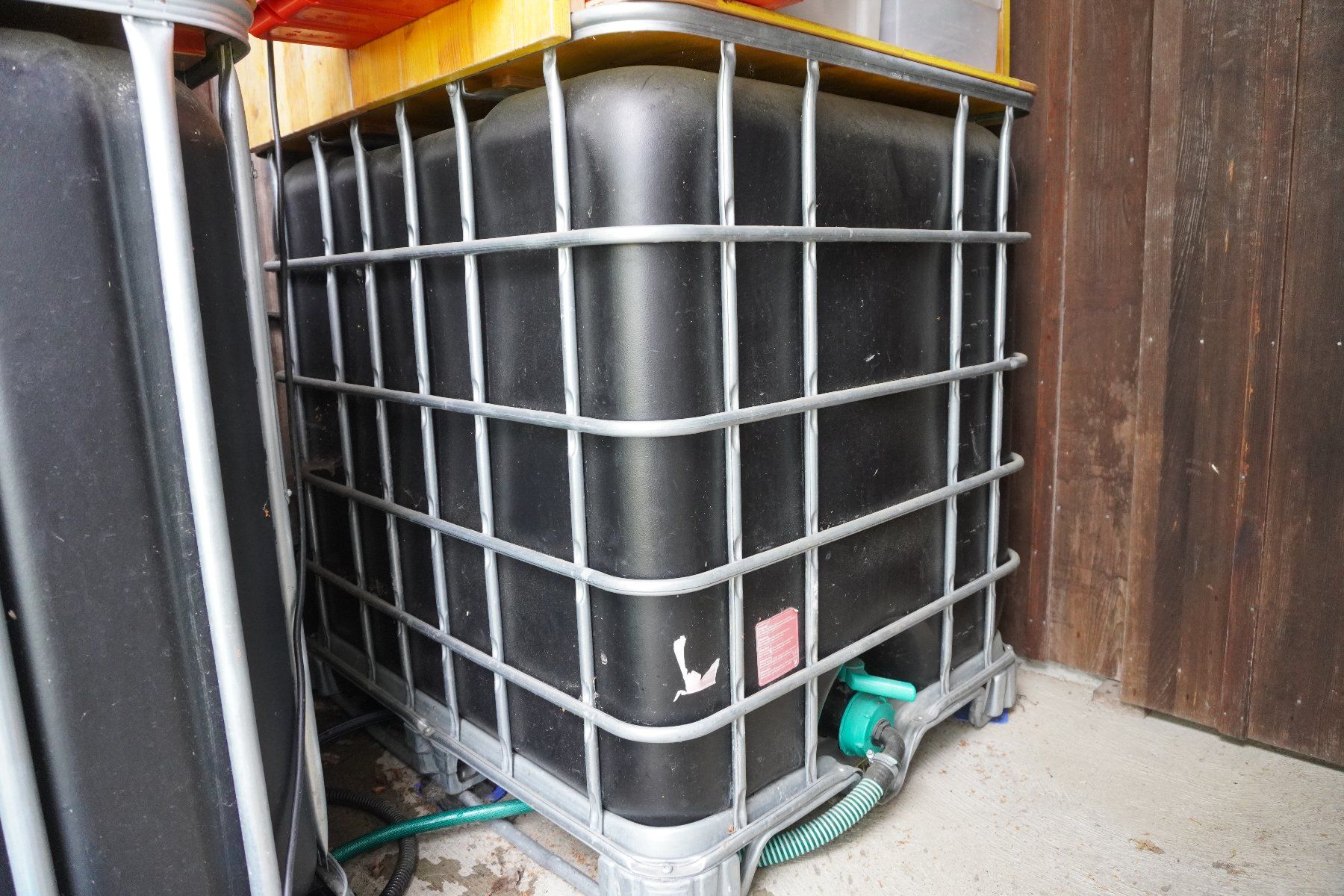 Abreuvoirs & Auges: IBC Container 1000L Schwarz Regenwassertank – D'occasion à Thunstetten par blob87