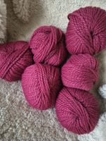 6 gomitoli di lana color rosso ciclamino