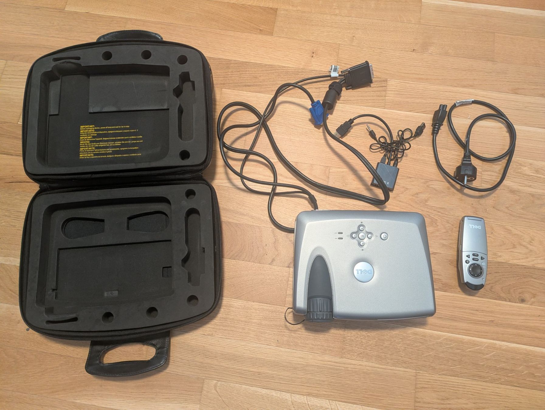 Dell Proiettori: DELL 3200MP Portable Projector - Full Set + HDMI Adapter - R – Usato da Lausanne venduto da ale_6nnz