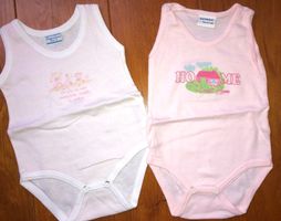 2 bodys manches courtes taille 6 mois