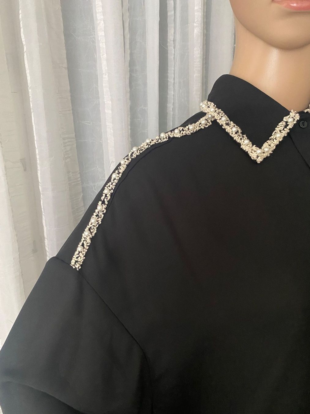 Zara Camicette: Perfekter Auftritt - ZARA Bluse mit Perlen, schwarz, M – Nuovo e nell'imballaggio originale da Winkel venduto da ferrari2022 2