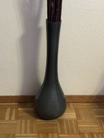 Graue Vase mit Zweigen