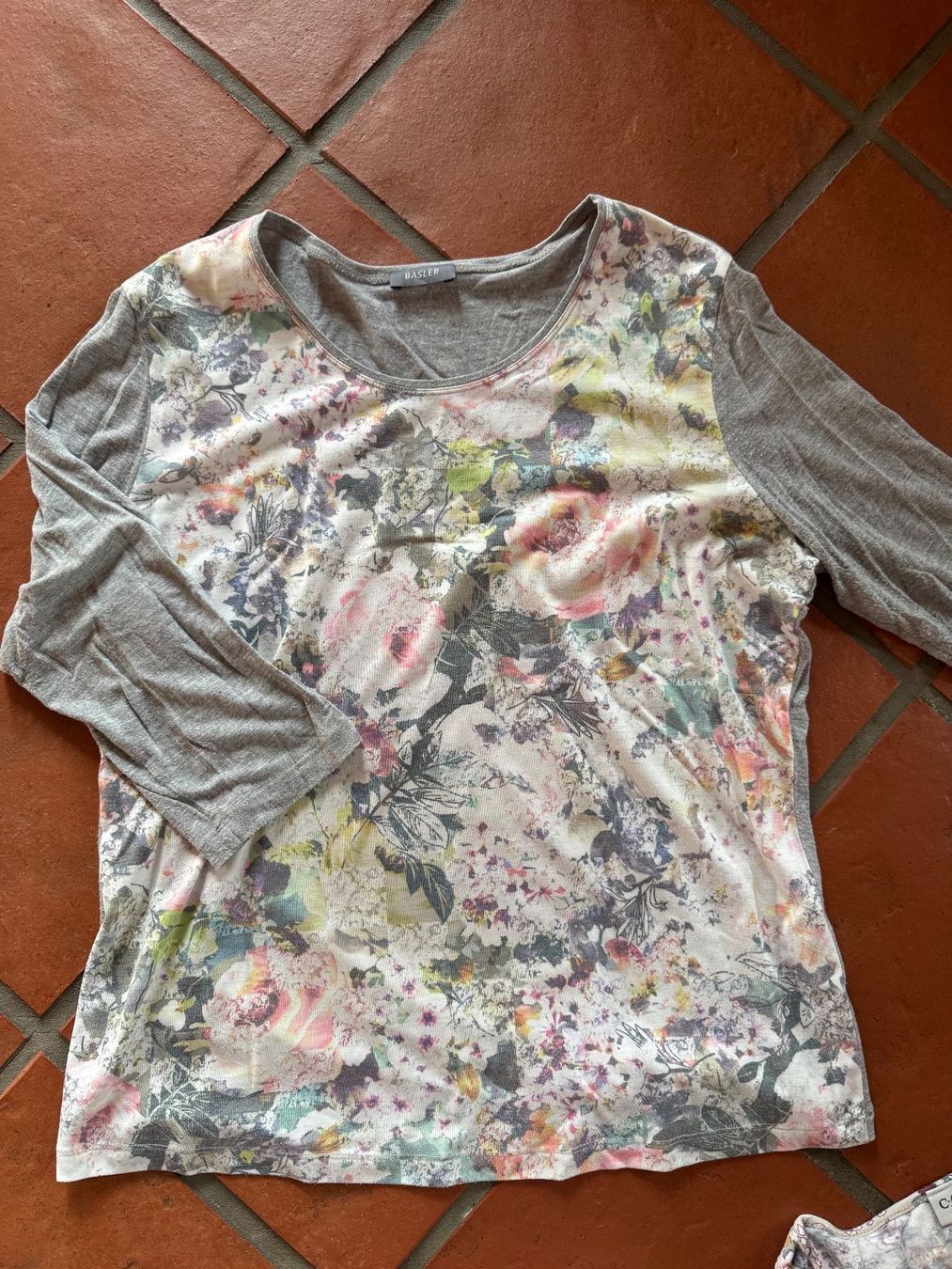 Lotti di vestiti: 4er Set Sommer Shirts Gr. 42 mit Blumenmuster – Usato da Oberrohrdorf venduto da maggys15 1