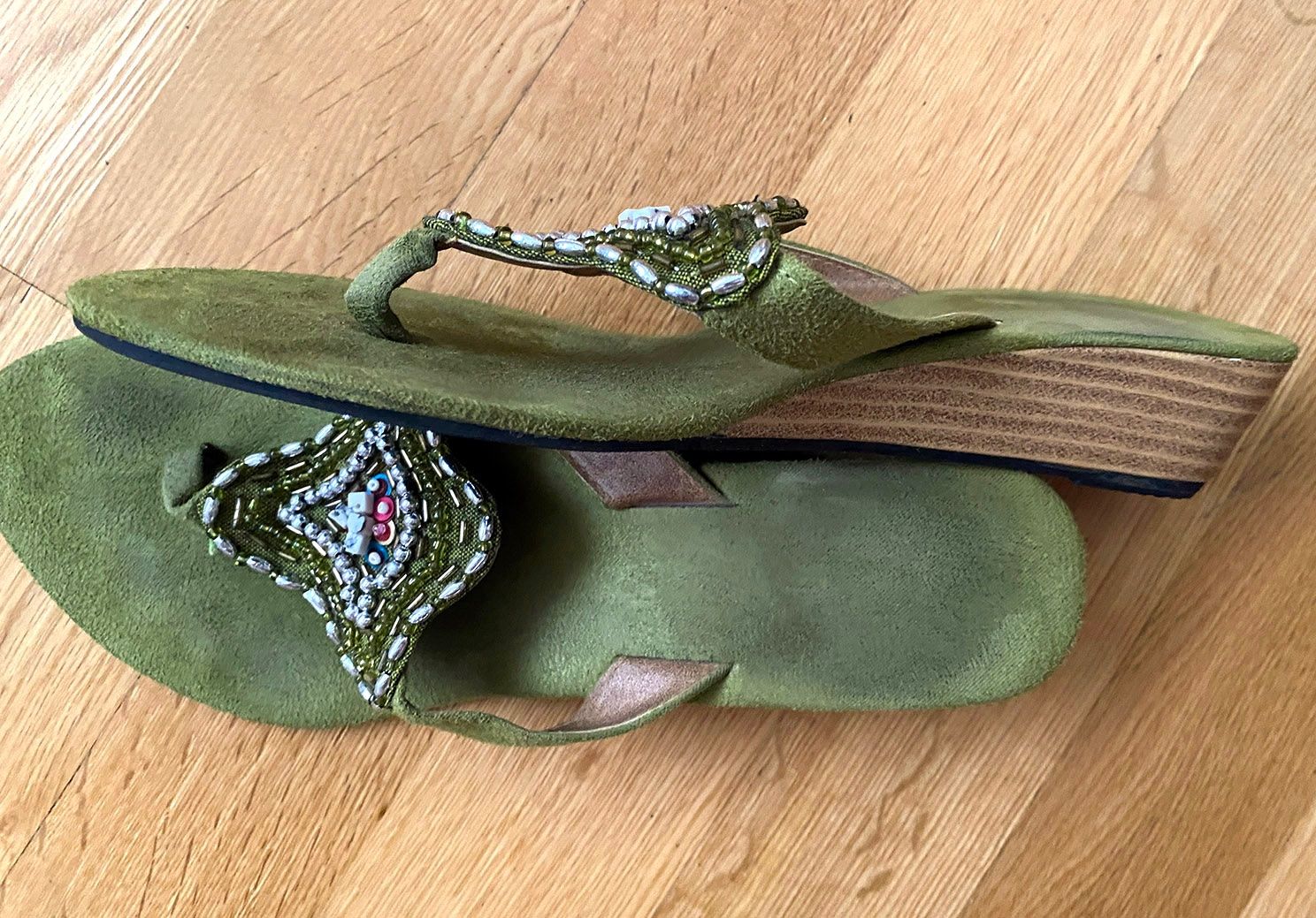 Flipper: Edle Flip-Flops in Leder, handbestickt, Gr. 37 – Nuovo e nell'imballaggio originale da Zürich venduto da BrHal