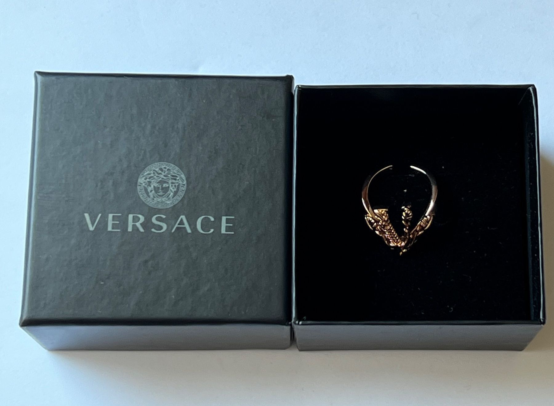 Ringe: Versace Ring mit V-Logo – Neu und originalverpackt aus Oberaach von Dandy2021 5
