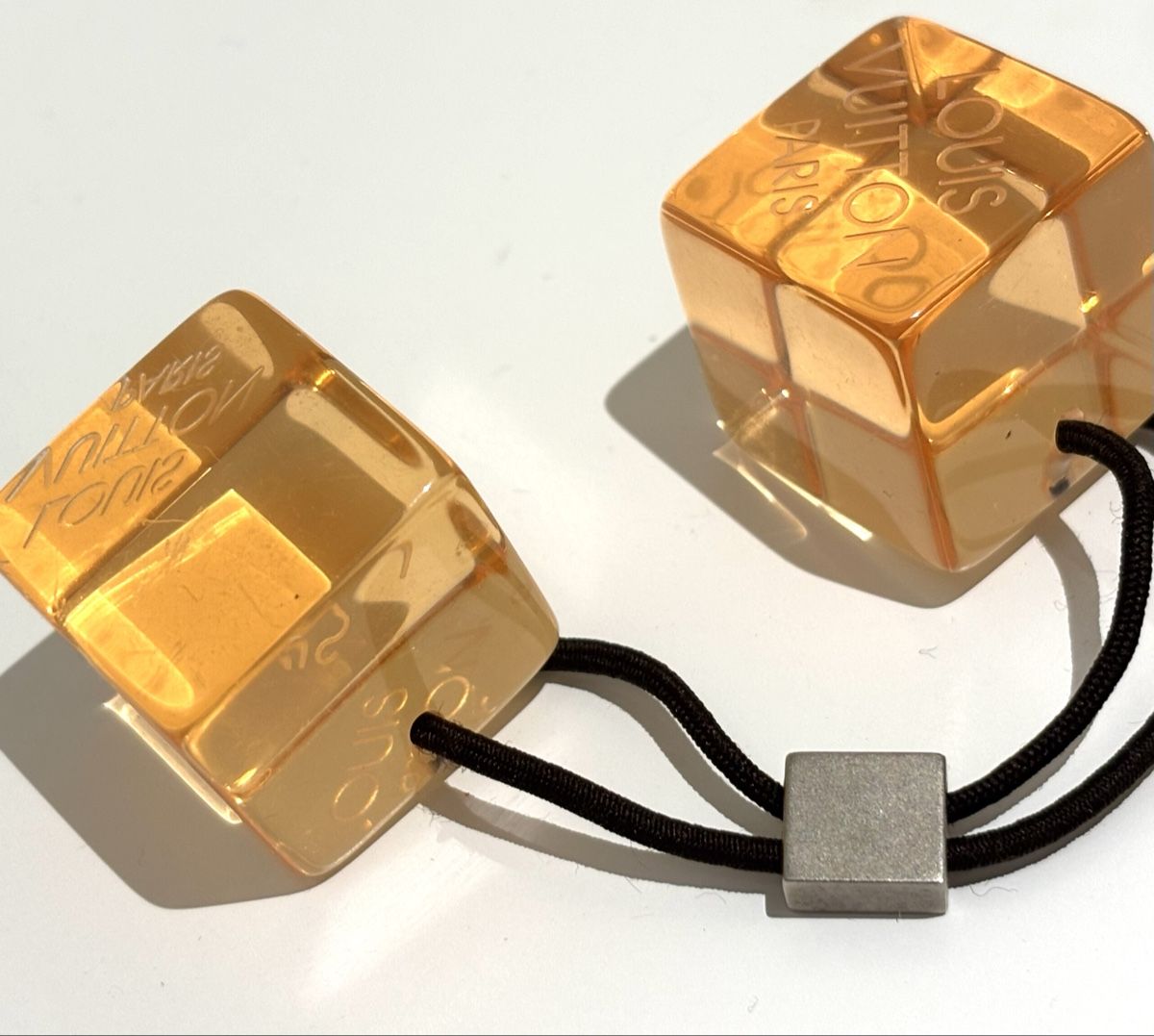 Louis Vuitton Accessori per capelli: Original Louis Vuitton Hair Monogram Cube – Usato da Winterthur venduto da Atelier.W.Maison 6
