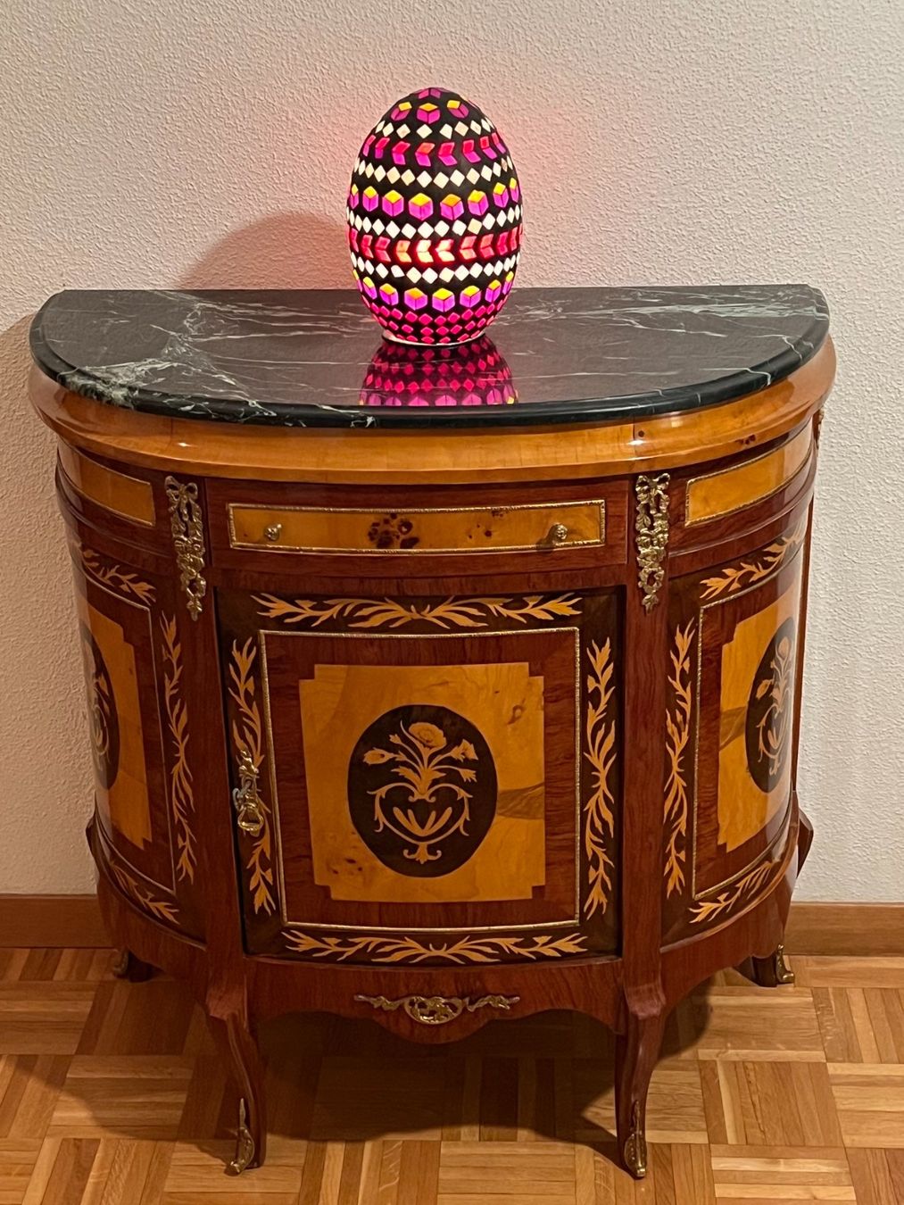 Cassettiere: Meuble d?appui en forme demi lune , avec marbre , – Usato da geneve venduto da louisart 5