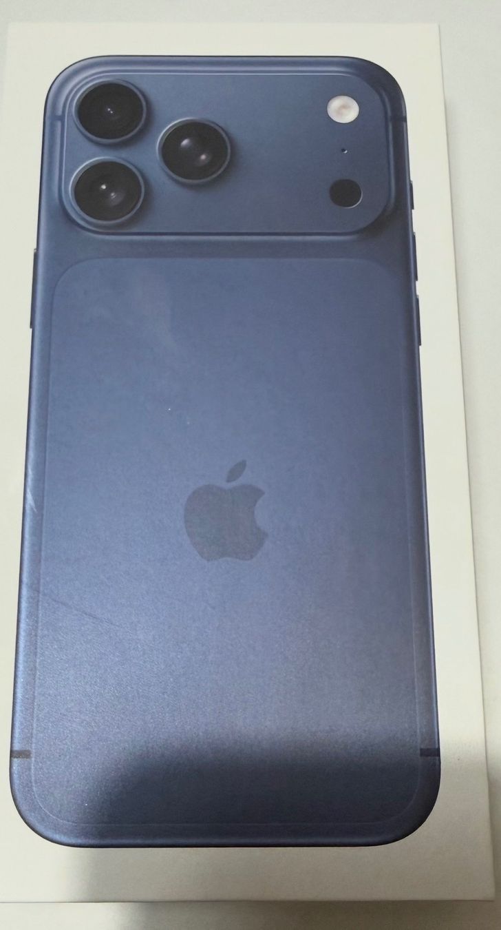 Apple Telefoni cellulari / Smartphones: iPhone 17 Pro Max Deep Blue 512GB Original verpackt ungeöffn – Nuovo e nell'imballaggio originale da Zürich venduto da Mego6