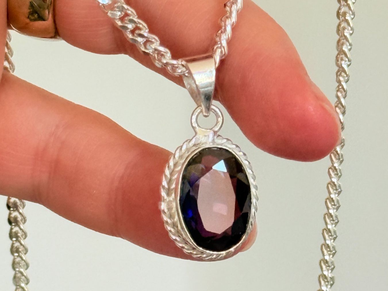 Catenine: 9 Ct Oval Gemstone collier – Nuovo e nell'imballaggio originale da Genève venduto da AWWA