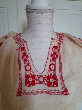 ANTIKES KINDERKLEID, CA 1920 ESTRICHFUND, TOLLE STICKEREIEN