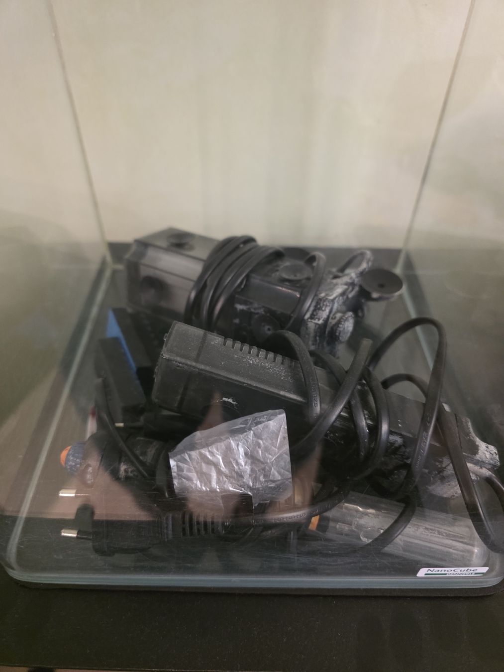 Acquari: Aquarium de 20 litres utilisé pendant 2 ans – Usato da Leukerbad venduto da noc_z5jz 1