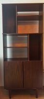 Holzschrank mit offenem Regalteil