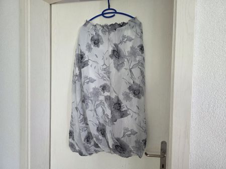 Rock von Gabi Lauton, weiss-grau mit Blumen, Gr. 40, vintage