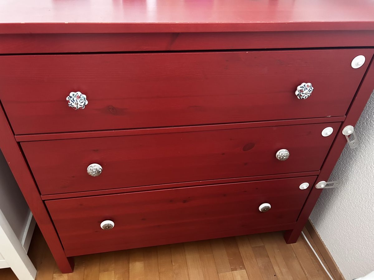 Commodes: Red 3-Drawer Chest with Unique Knobs - Good Condition – D'occasion à Oberrieden par Panthiras3