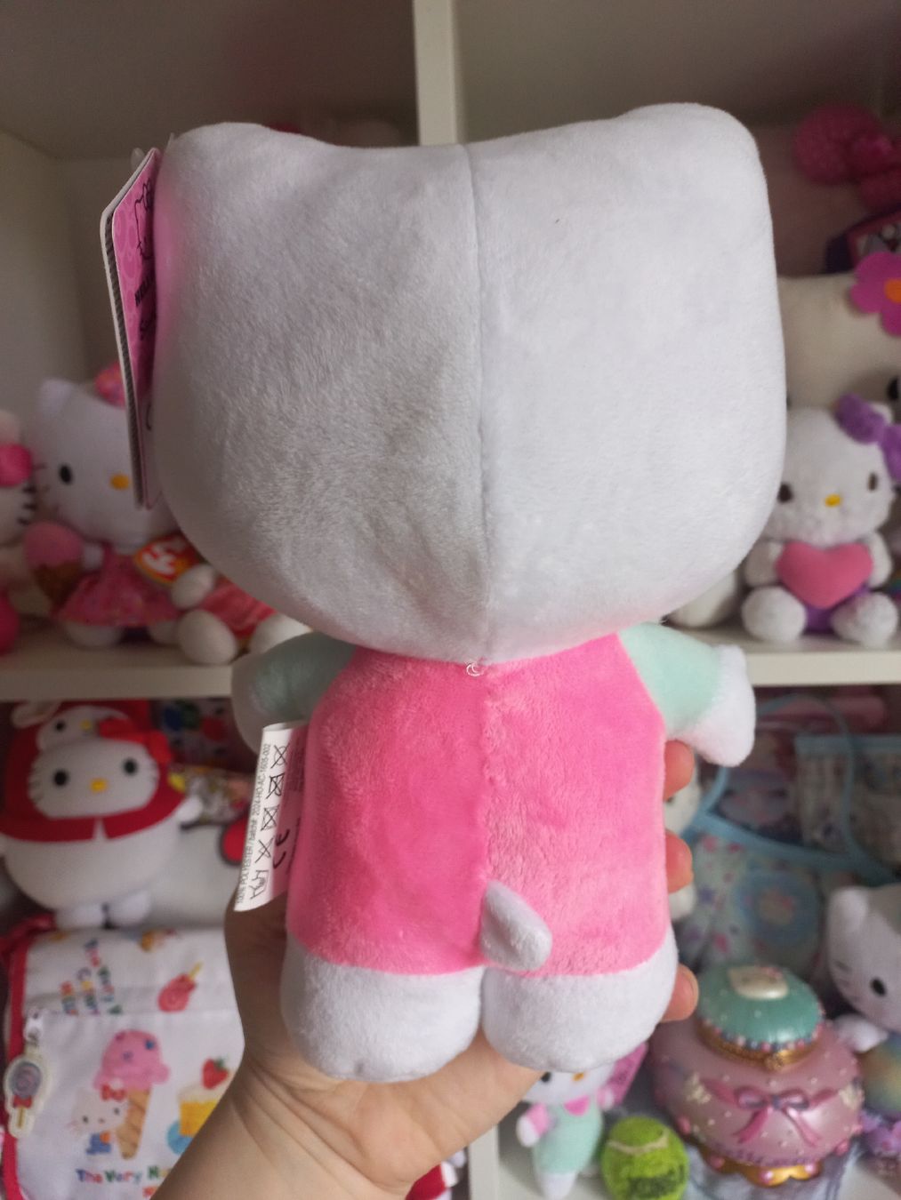 Hello Kitty Spielzeuge: Hello Kitty Plüschtier - Sanrio NEU – Neu und originalverpackt aus Wangen b. Olten von SecondStory4u 1