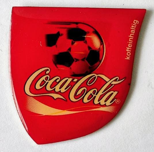 Coca-Cola Plaquettes & Badges: spezieller Coca-Cola Fussball Pin – D'occasion à Pfäffikon ZH par Colacity