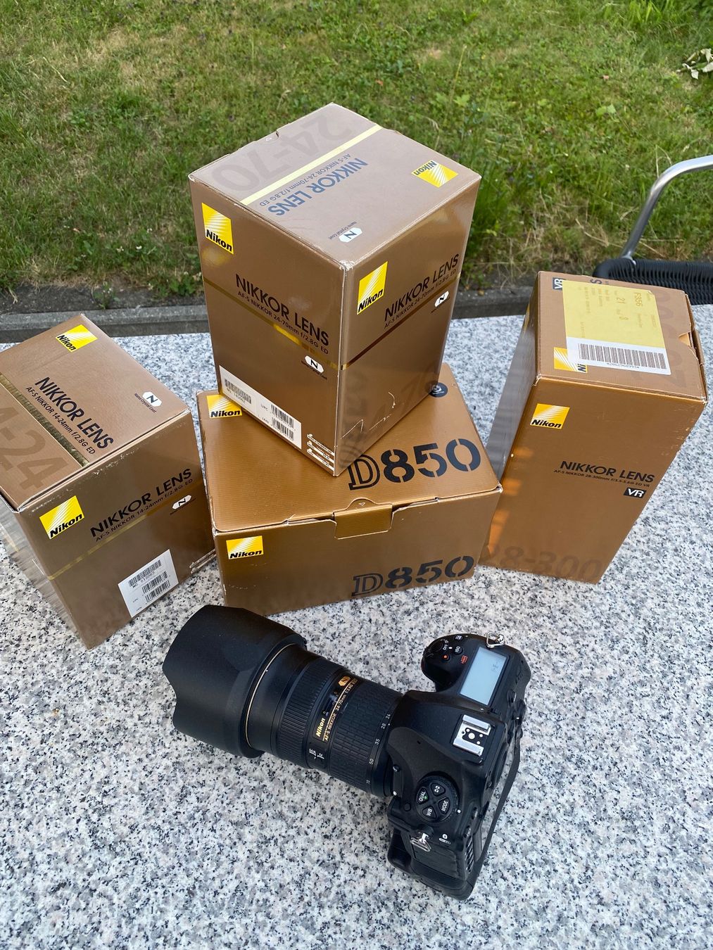 Nikon Fotocamera: Nikon D850, Grip  et Objectives – Usato da Gisikon venduto da sombenin