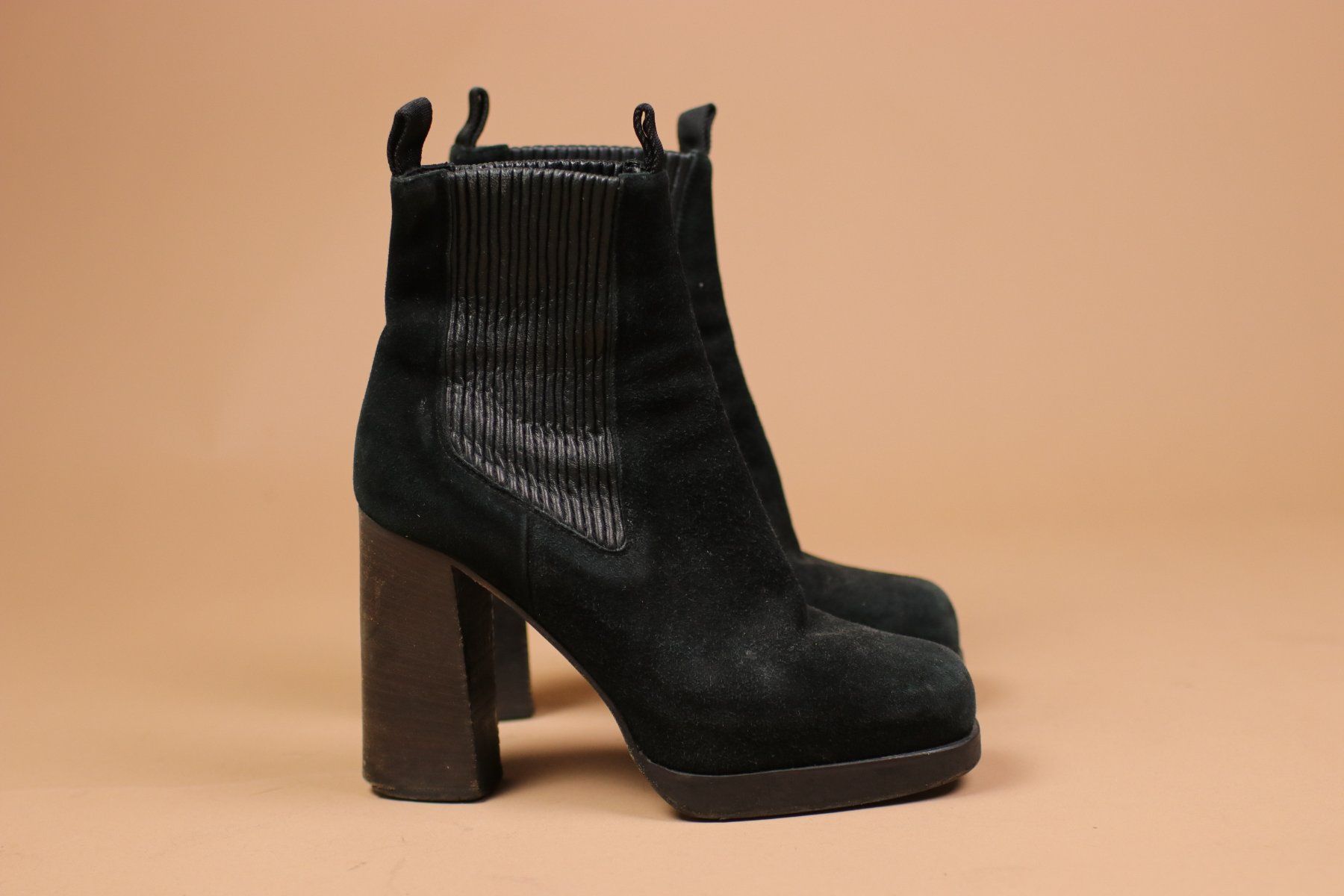 Acne Studios Chaussures femmes: ACNE Studio Black Suede Leather Booties - Size 38 – D'occasion à Hombrechtikon par BAZ-Vintage 1