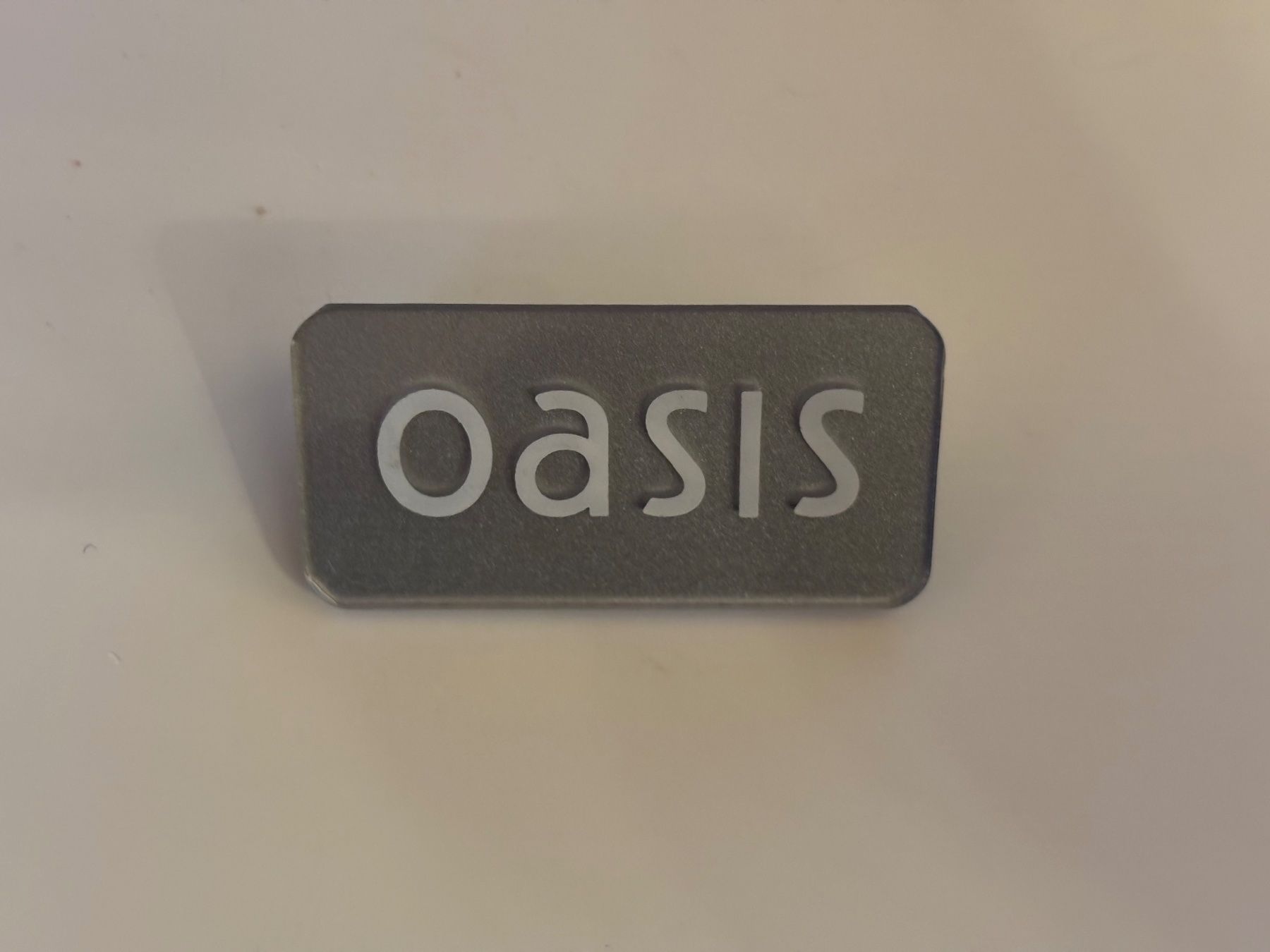 Placchette & Badge: Anstecknadel mit Schild "Oasis" – Usato da Zürich venduto da jas_5mwh