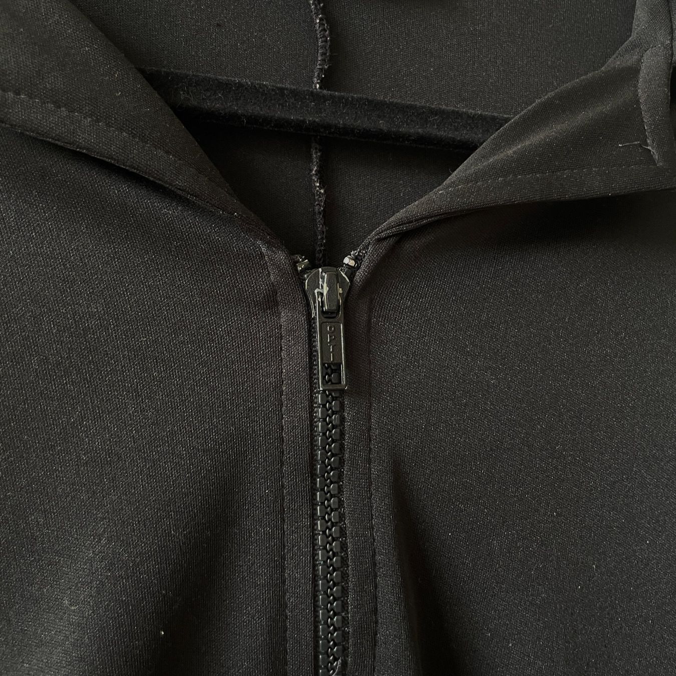 Tops: Schwarzes Shirt mit Reissverschluss – Gebraucht aus Uster von emm_px8k 3
