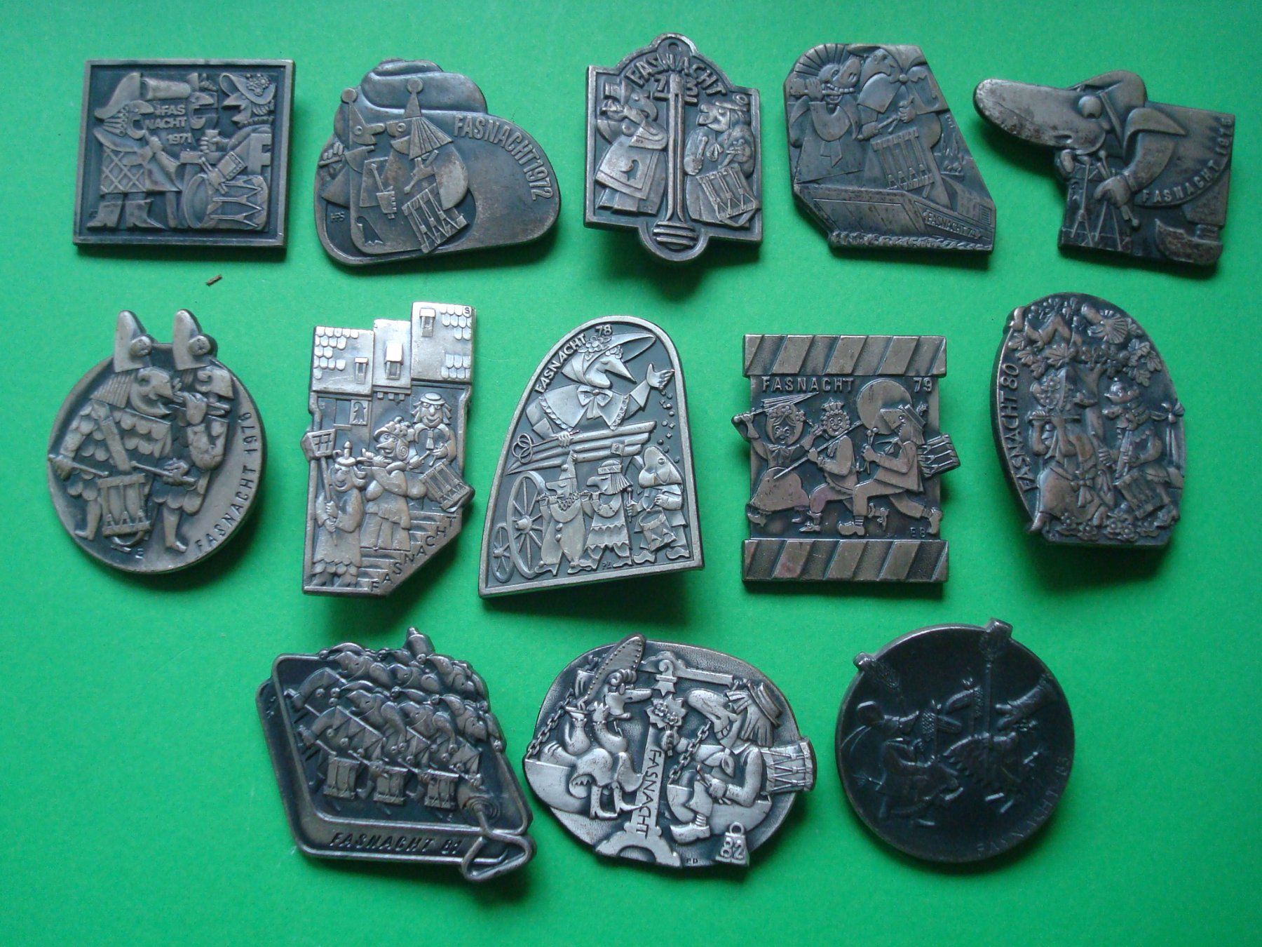 Placchette & Badge: Fasnachtsplakette 1971 - 1983 Silber – Usato da Riehen venduto da Baerewaegli