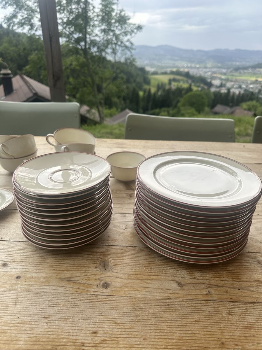 Set di piatti: Antikes Geschirrset creme farbig mit rotem Rand – Usato da Steffisburg venduto da fba_gmb7 1
