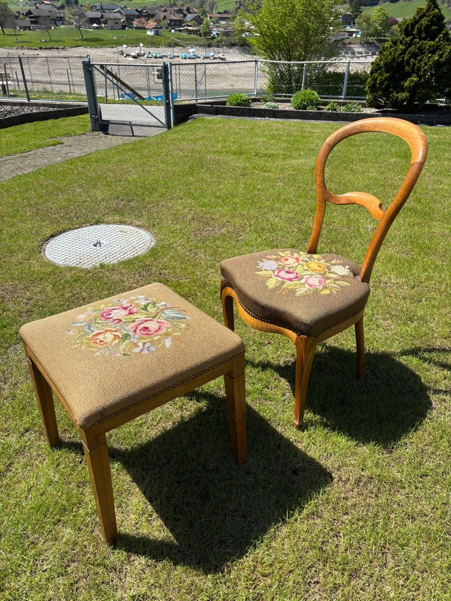 Stühle: Holzstühle mit Blumenmuster + Hocker – Gebraucht aus Luzern von ega_ck2n 2