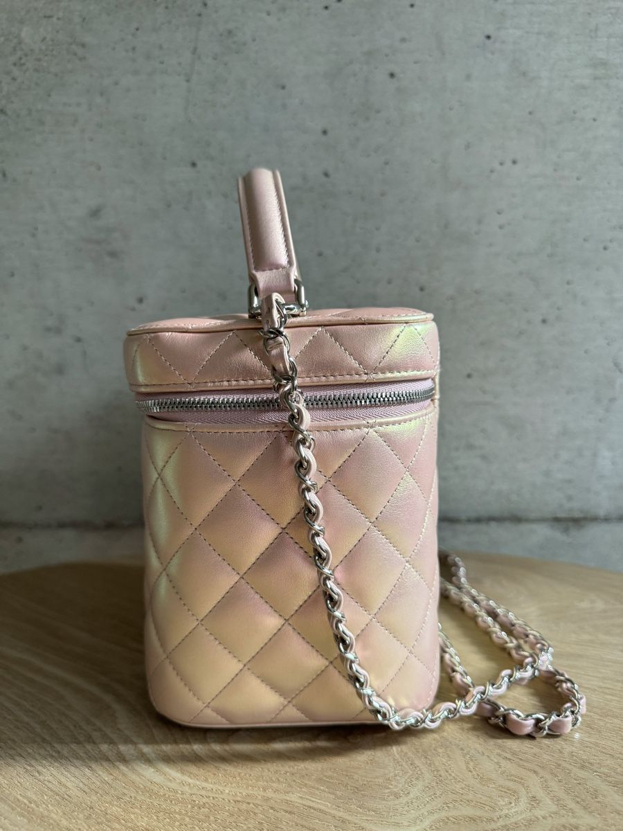 Chanel Taschen für Damen: CHANEL Iridescent Quilted Top Handle Vanity Sac Tasche – Neu (gemäss Beschreibung) aus Kriens von hannaandkiko 2