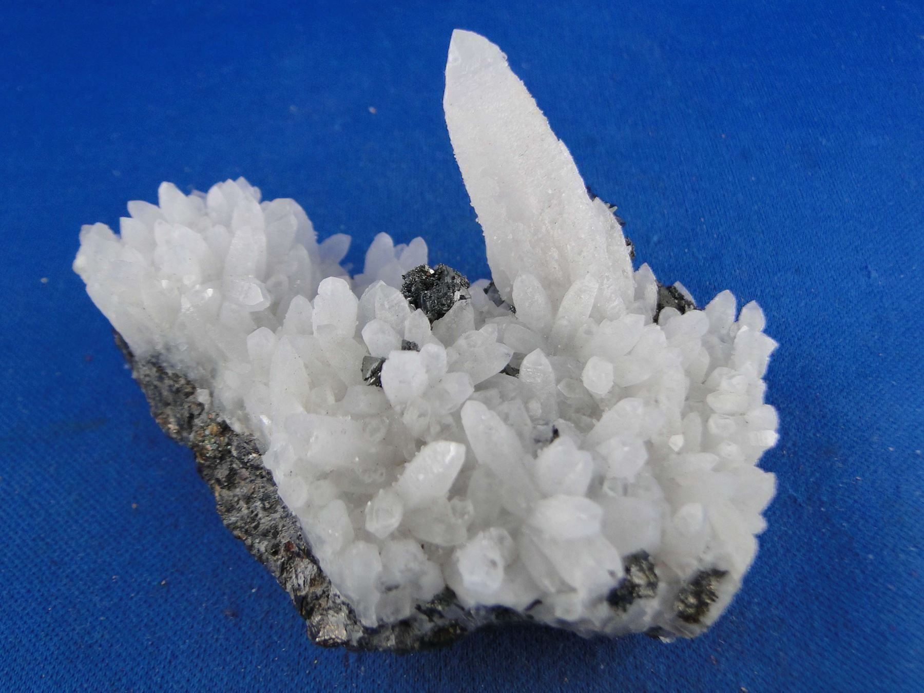 Minerali & Pietre curative: Tetrahedrit auf Bergkristall – Usato da Schinznach Bad venduto da Demerald 3