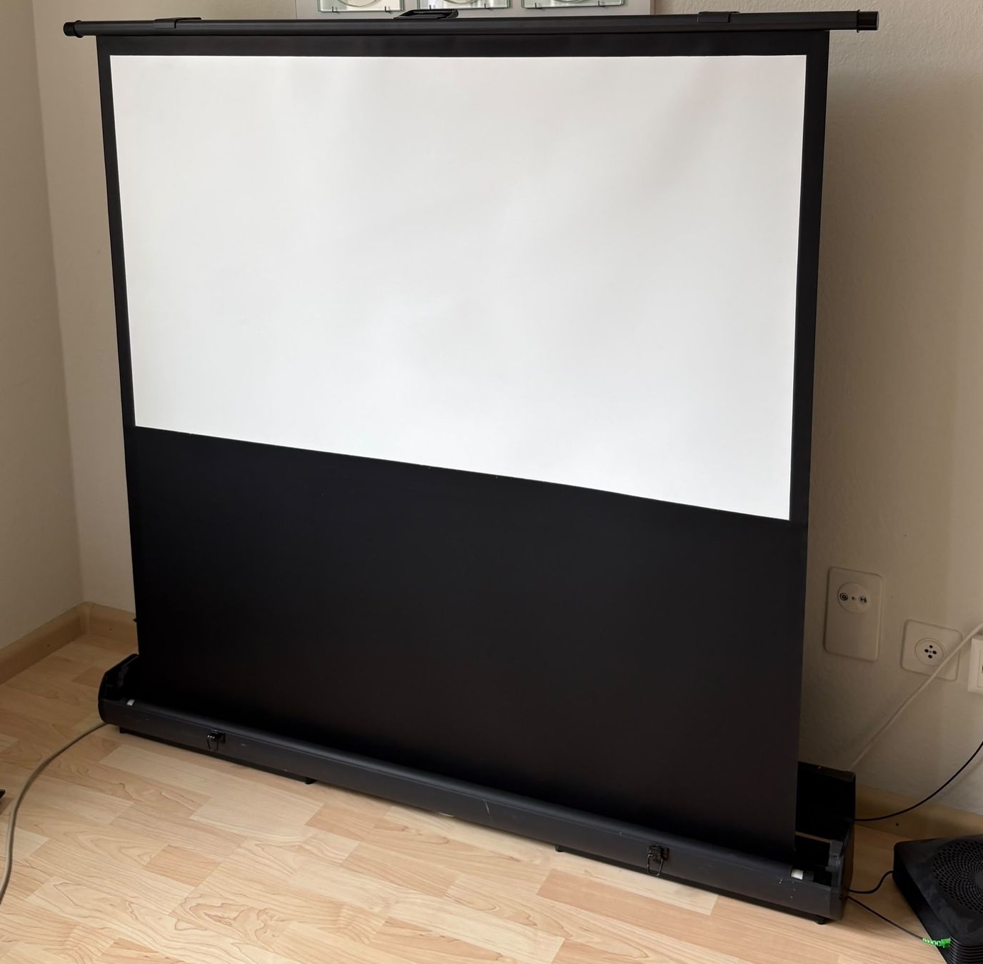 Home Cinema: Leinwand mobil und verstaubar – Usato da Basel venduto da lat_ldx9