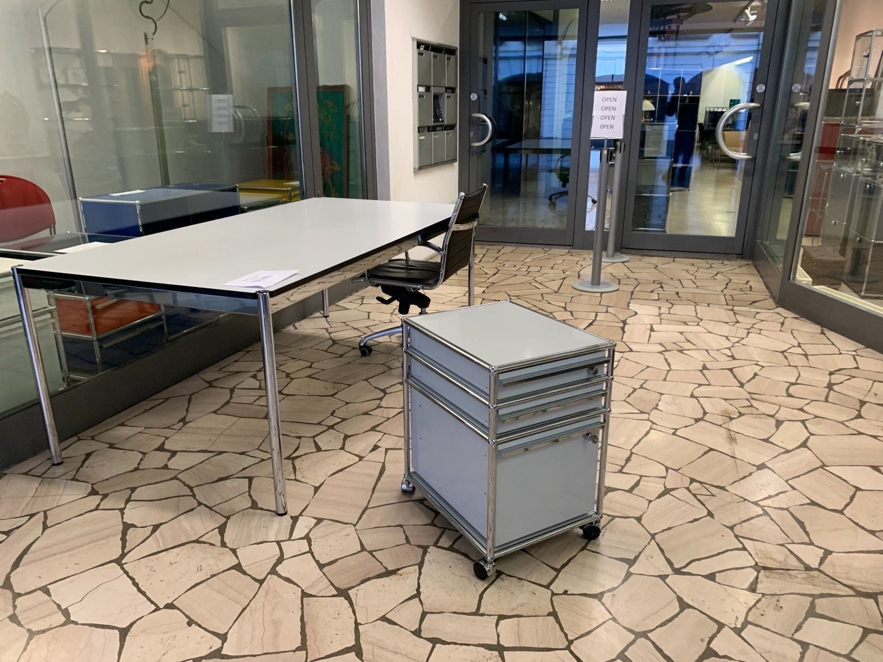 USM Kommoden: USM KORPUS AUF ROLLEN LIEFERUNG GRATIS – Gebraucht aus Thun von Thuno6