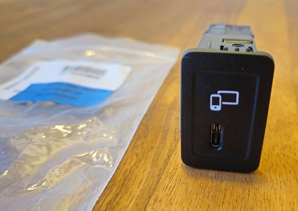 Tutti pezzi di ricambio auto: Mercedes USB Port A2478209000 – Nuovo (secondo la descrizione) da zürich venduto da stevsky 2