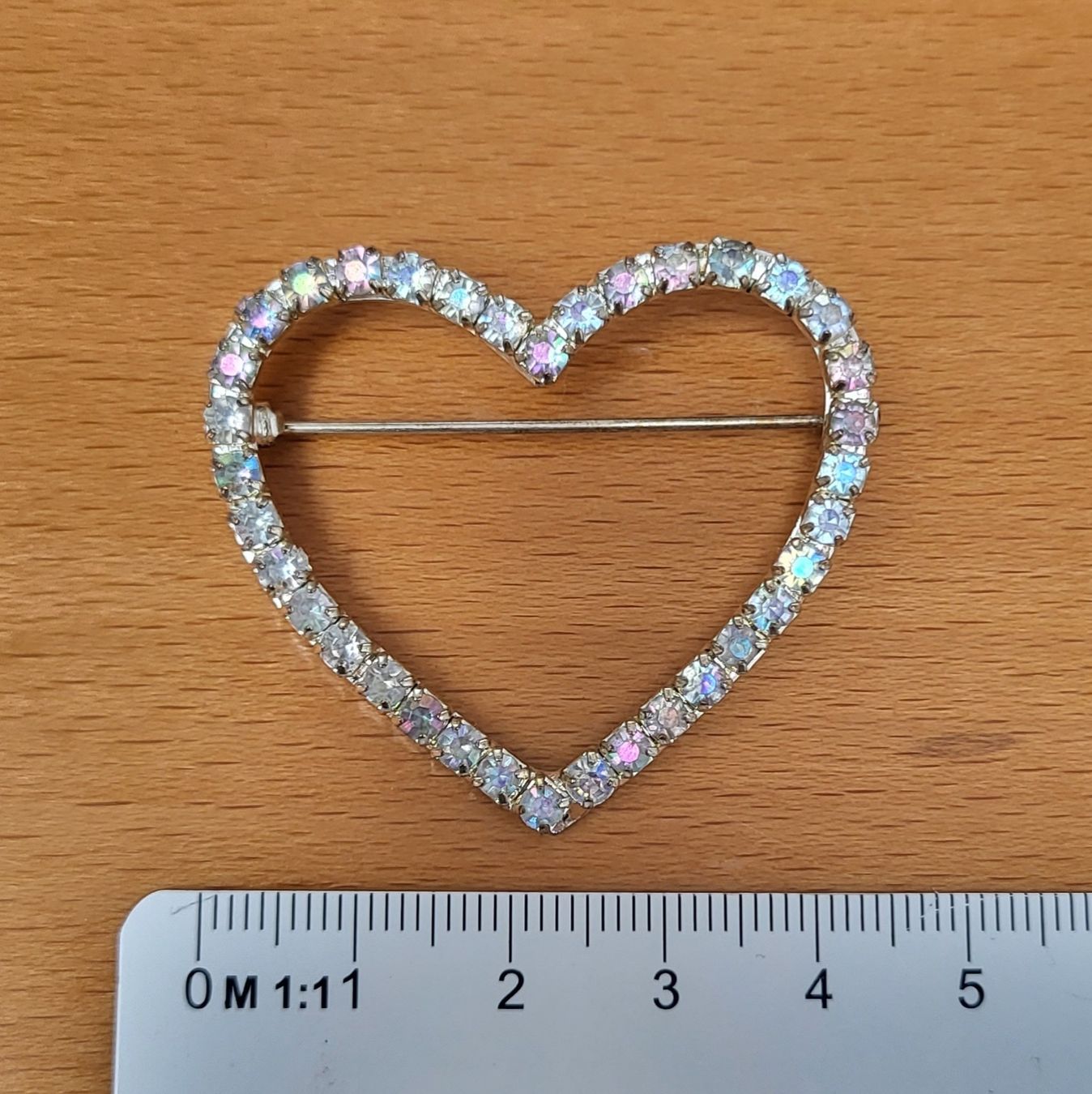 Spille & Fermagli: Anstecknadel Herz, mit Glitzersteinen silber / regenbogen – Usato da Brugg AG venduto da Leona90